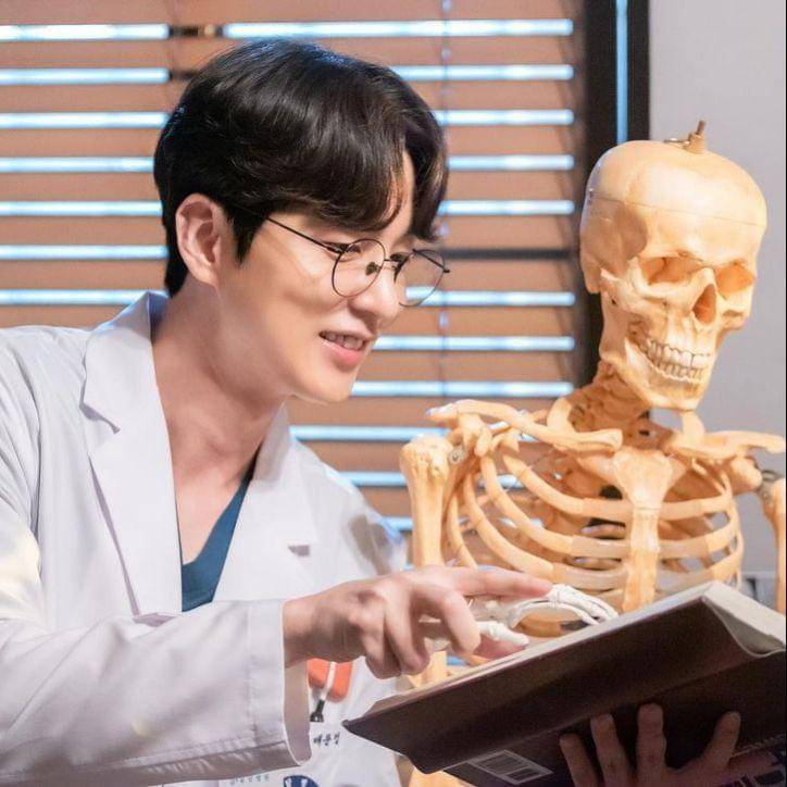 Shin Dong Wook di balik layar Dr. Romantic 3 (instagram.com/iam_shinstealar)