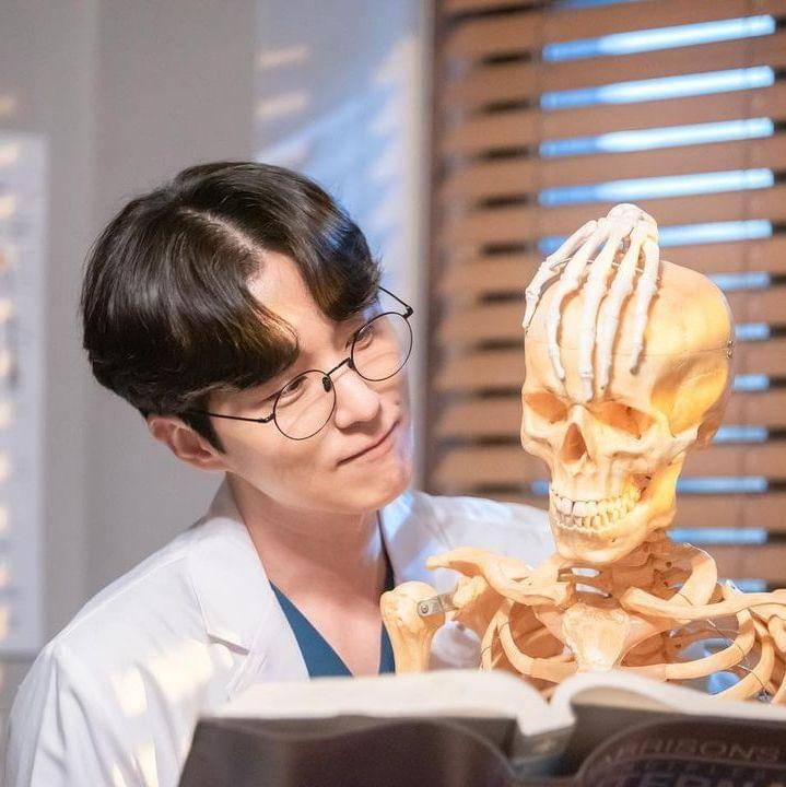 Shin Dong Wook di balik layar Dr. Romantic 3 (instagram.com/iam_shinstealar)