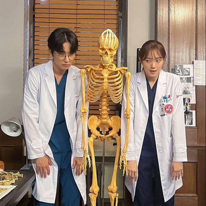 Shin Dong Wook di balik layar Dr. Romantic 3 (instagram.com/iam_shinstealar)