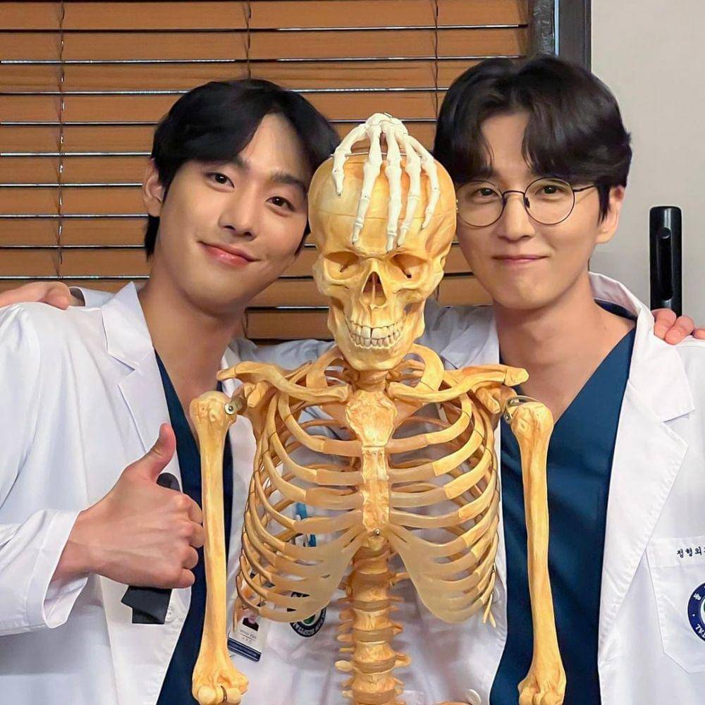 Shin Dong Wook di balik layar Dr. Romantic 3 (instagram.com/iam_shinstealar)