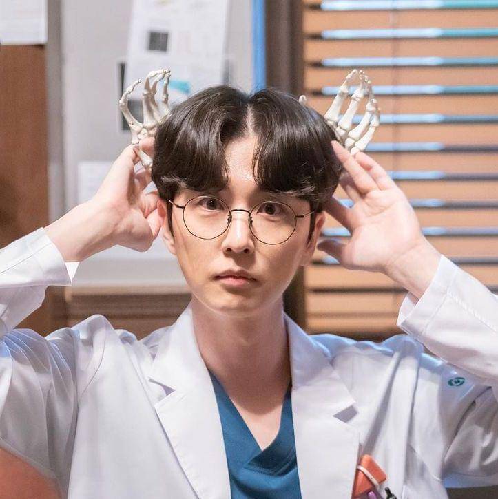 Shin Dong Wook di balik layar Dr. Romantic 3 (instagram.com/iam_shinstealar)