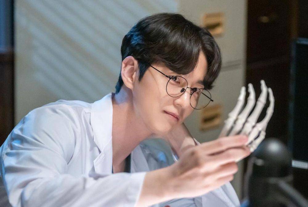 Shin Dong Wook di balik layar Dr. Romantic 3 (instagram.com/iam_shinstealar)