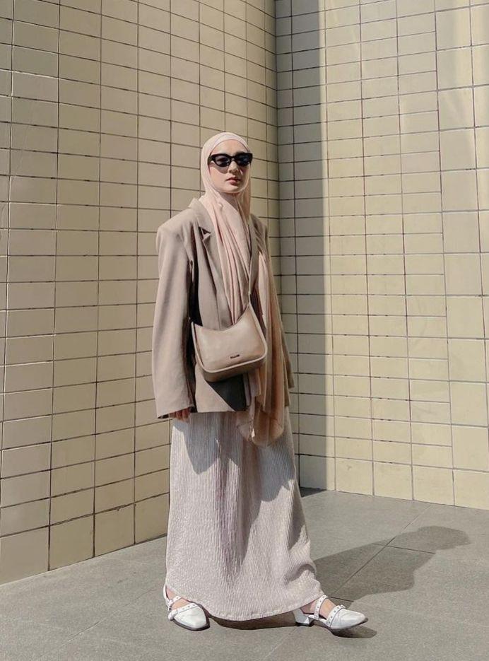 Setelan kantor cokelat nude (instagram.com/denisarani)