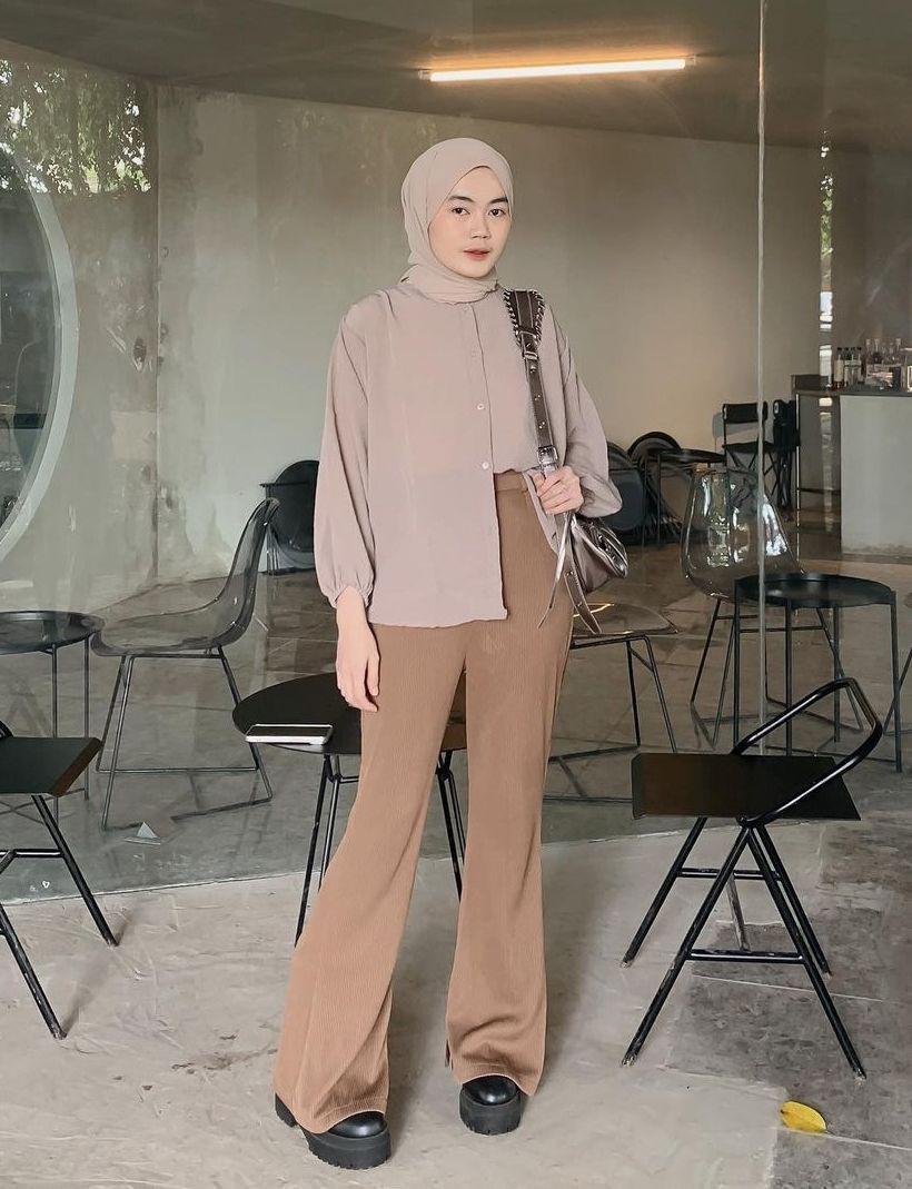 Setelan kantor cokelat nude (instagram.com/nitaginab)