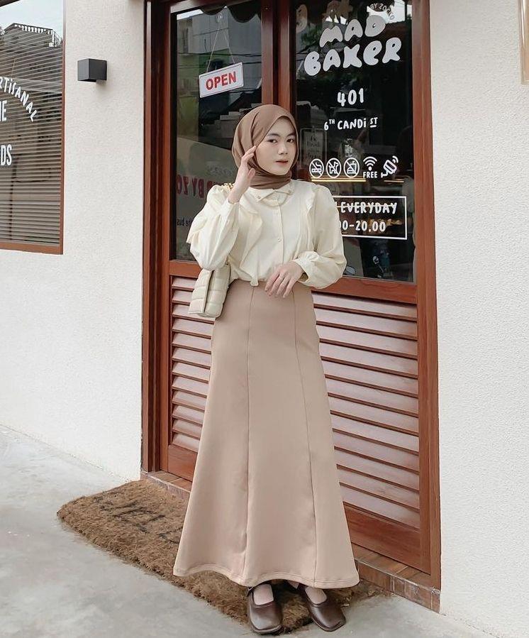 Setelan kantor cokelat nude (instagram.com/nitaginab)