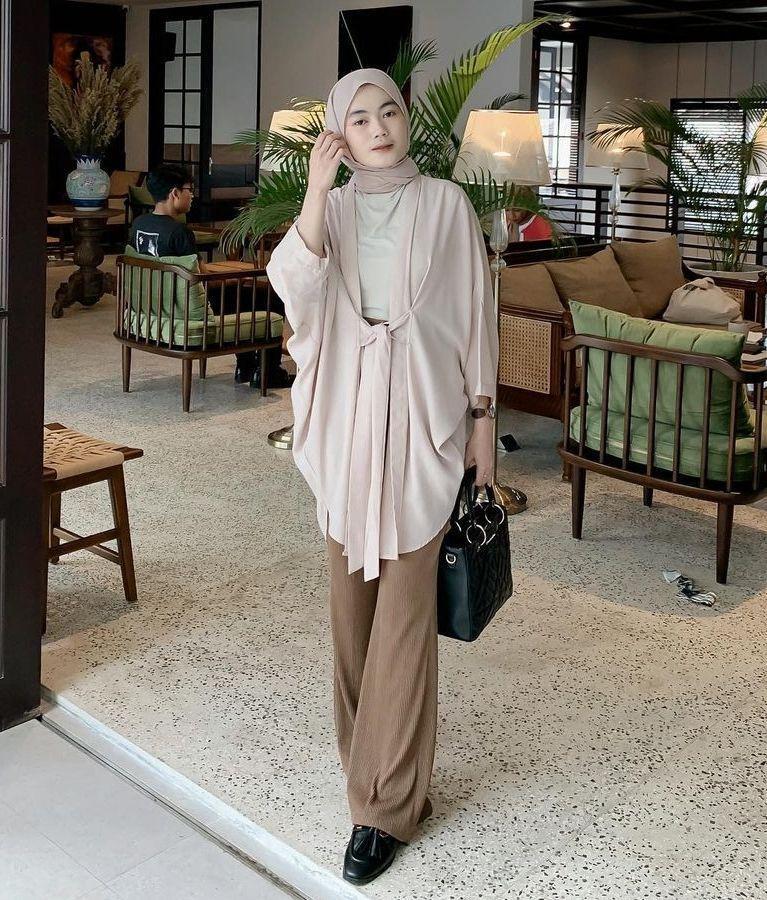 Setelan kantor cokelat nude (instagram.com/nitaginab)