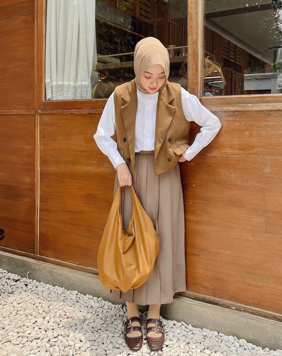 Setelan kantor cokelat nude (instagram.com/meiraniap)