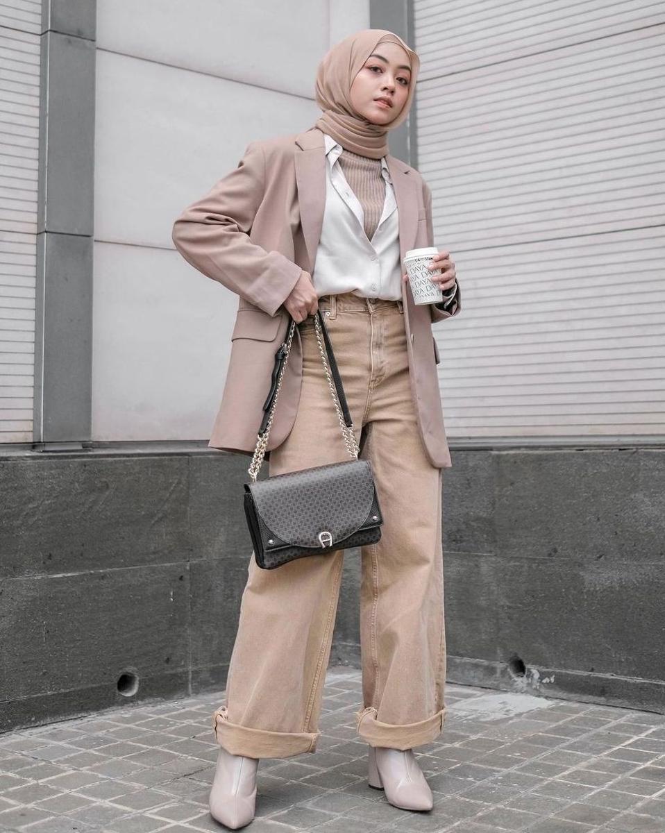 Setelan kantor cokelat nude (instagram.com/meiraniap)