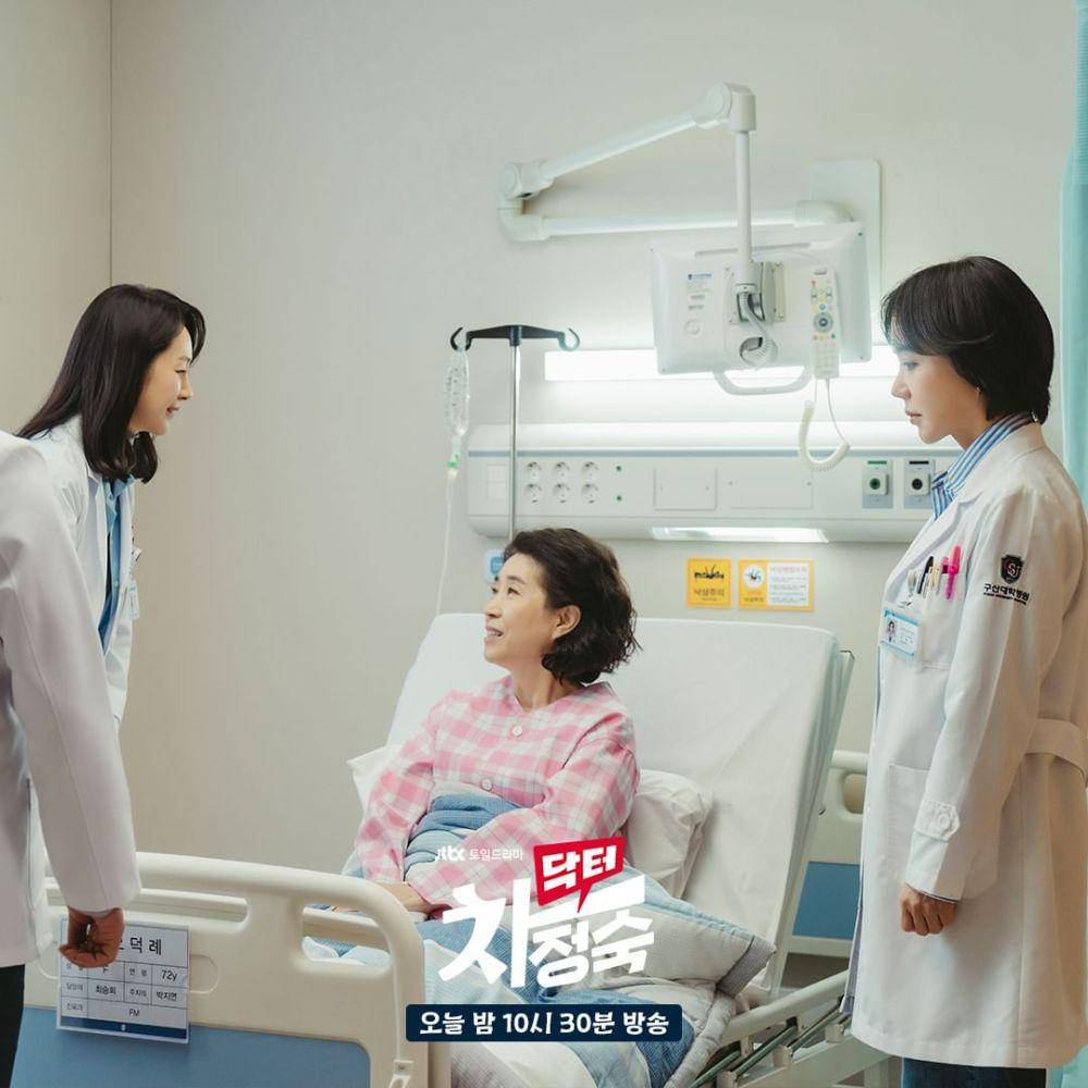 Choi Seung Hi (Myung Se Bin), Oh Deok Rye (Kim Mi Kyung), dan Cha Jeong Suk (Uhm Jung Hwa) di drakor Doctor Cha (instagram.com/jtbcdrama)