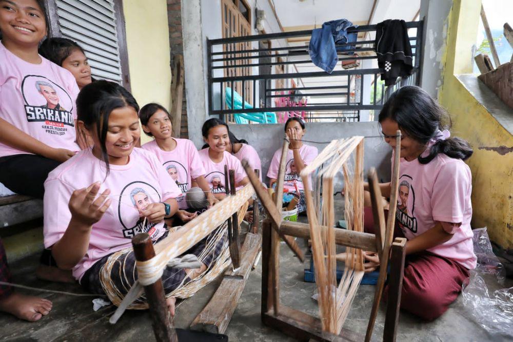 Srikandi Ganjar Gelar Pelatihan Tenun Ulos Silalahi untuk Millennial