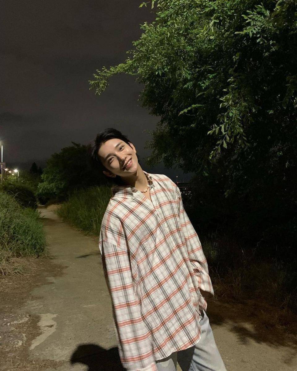 Joshua SEVENTEEN (instagram.com/joshu_acoustic)