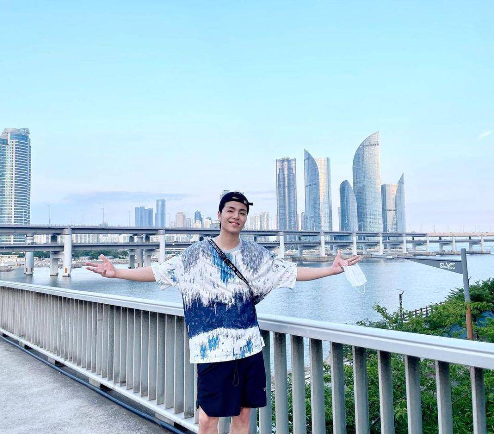 Junhoe iKON (jnstagram.com/juneeeeeeya)