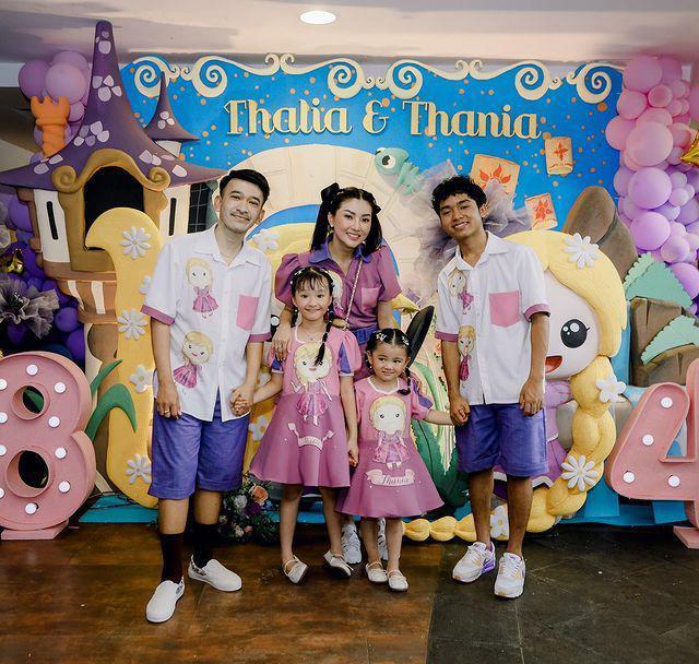 10 Potret Ulang Tahun Thalia dan Thania Onsu, Digelar di Waterpark