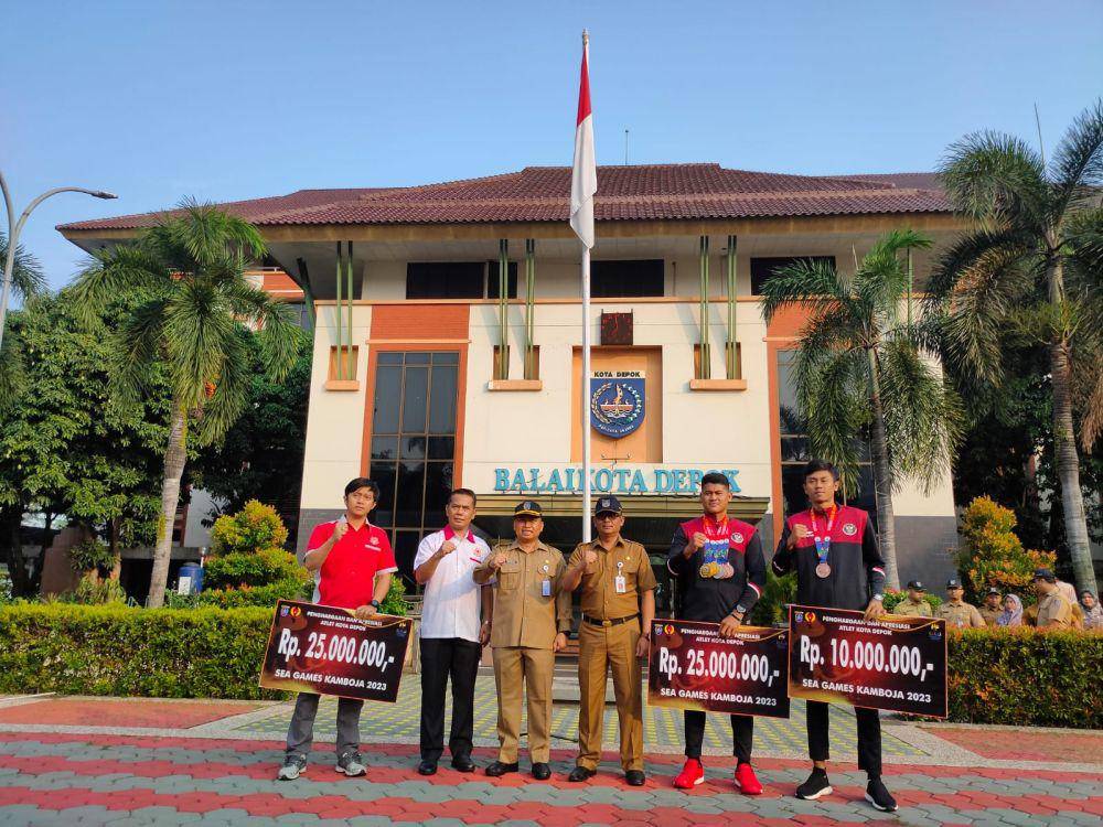 Pemkot Depok memberikan dana imbal prestasi kepada para atlet peraih medali ajang SEA Games 2023 di Balai Kota Depok. (Istimewa)