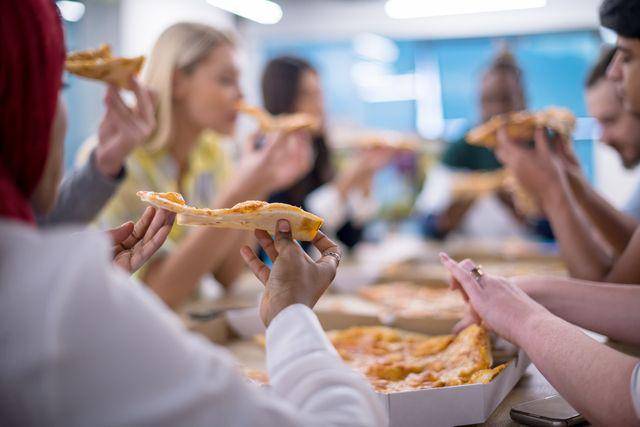 ilustrasi makan pizza (vecteezy.com/Benis Arapovic)