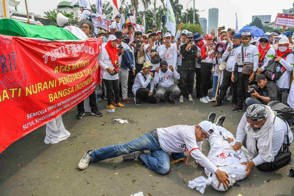Massa dari Tenaga medis dan kesehatan melakukan aksi teatrikal di depan gedung MPR/DPR-DPD, Senayan, Jakarta, Senin (5/6/2023). (ANTARA FOTO/Galih Pradipta)