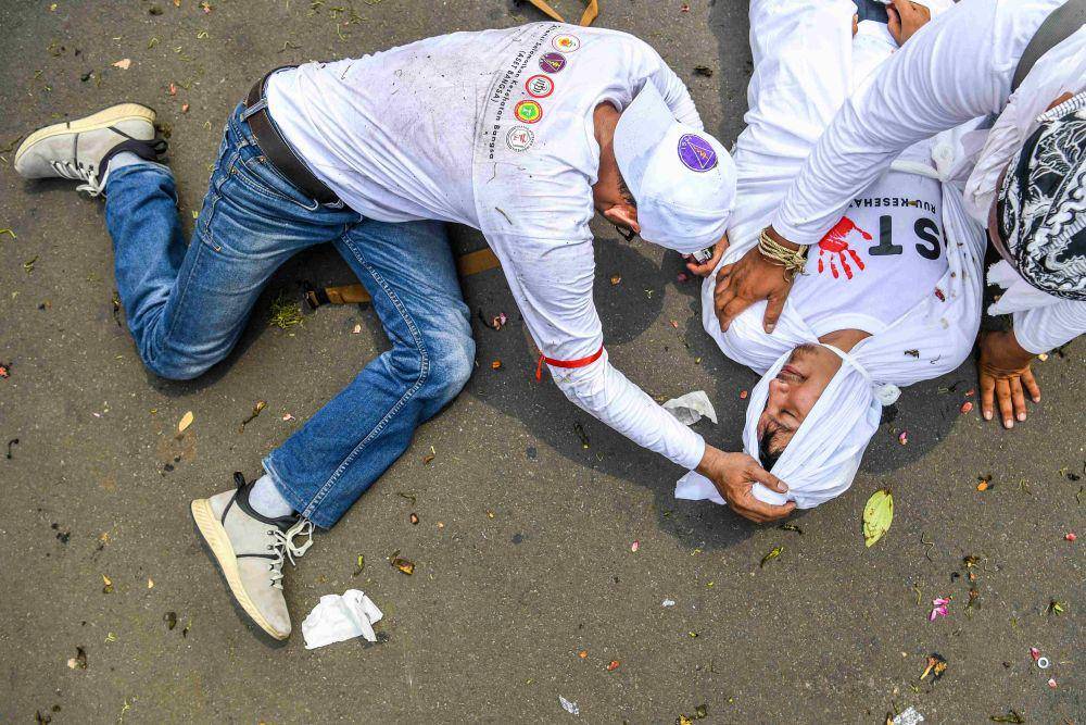 Massa dari Tenaga medis dan kesehatan melakukan aksi teatrikal di depan gedung MPR/DPR-DPD, Senayan, Jakarta, Senin (5/6/2023). (ANTARA FOTO/Galih Pradipta)