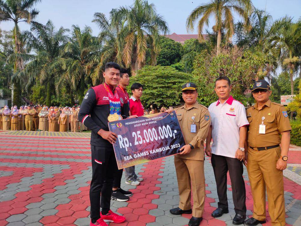 Sekretaris Daerah Kota Depok, Supian Suri memberikan dana imbal prestasi kepada atlet peraih emas ajang SEA Games Kamboja di Balai Kota Depok. (Istimewa)