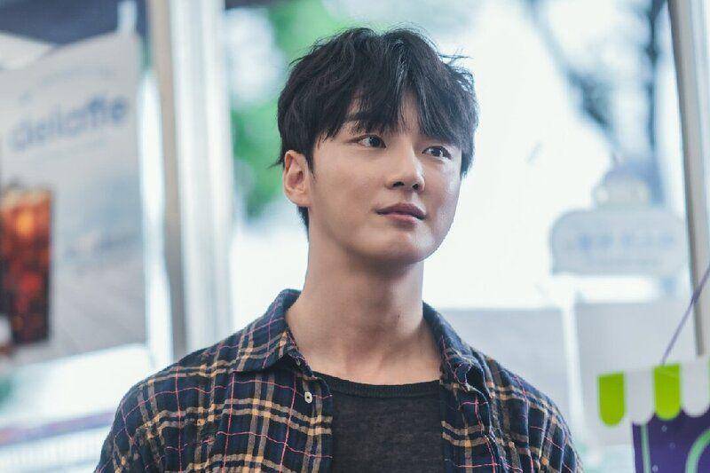 Yoon Shi Yoon di Work Later, Drink Now 2 (twitter.com/tvingdotcom)