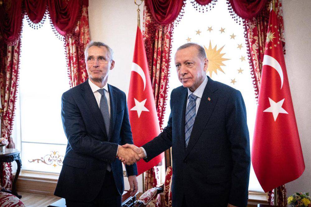 Sekretaris Jenderal (Sekjen) NATO, Jens Stoltenberg (kiri), dan Presiden Turki, Recep Tayyip Erdogan (kanan). (twitter.com/jensstoltenberg)