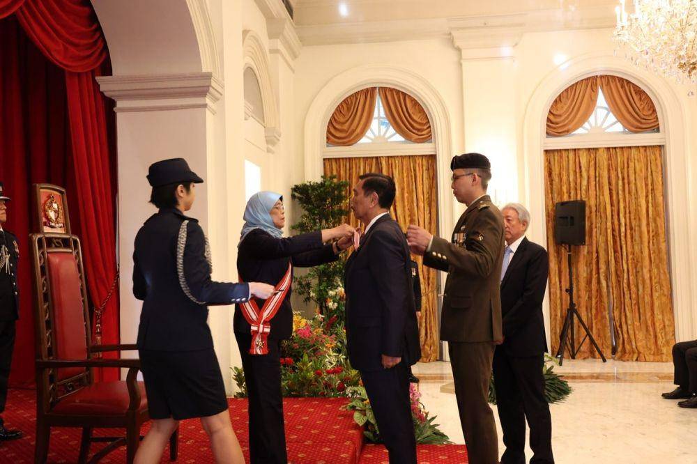 Menko Luhut menerima penghargaan dari Presiden Singapura (Istimewa)