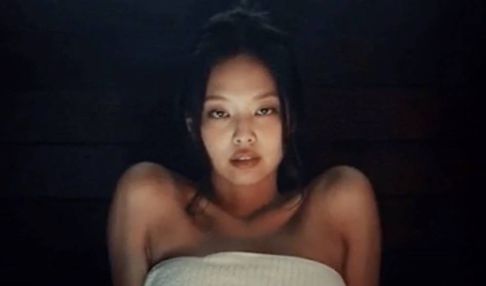 Jennie di episode perdana The Idol (koreaboo.com)