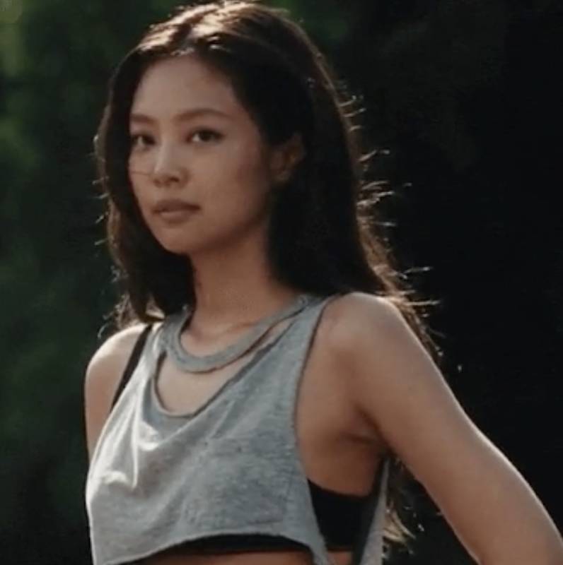 potret Jennie di episode perdana The Idol (koreaboo.com)