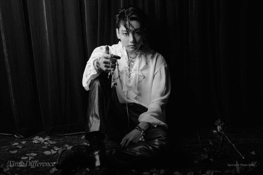 Jungkook dalam pemotretan Photo-folio me,myself and Jungkook(weverse.io/bts)