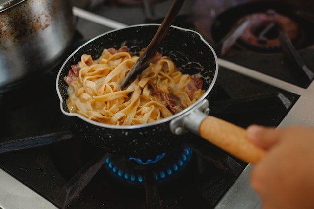 5 Cara Menghangatkan Pasta yang Aman dan Tidak Membuatnya Kering