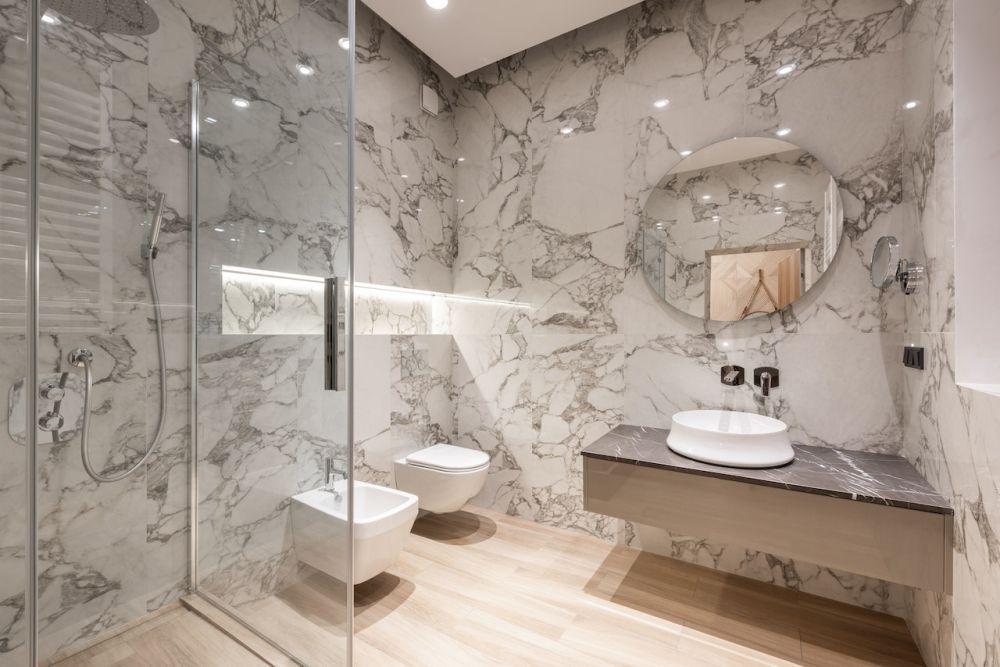 7 Ide Desain Kamar Mandi dengan Motif Marble, Estetis!