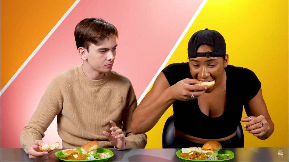 Tangkapan layar bule Amerika makan phav baji (youtube.com/PeopleVsFood)