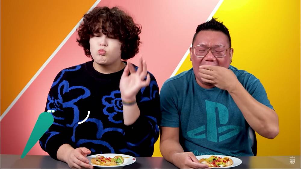Tangkapan layar bule Amerika makan dahi puri (youtube.com/PeopleVsFood)
