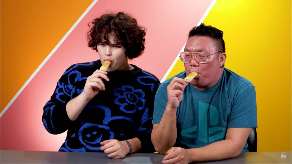 Tangkapan layar bule Amerika makan kulfi (youtube.com/PeopleVsFood)