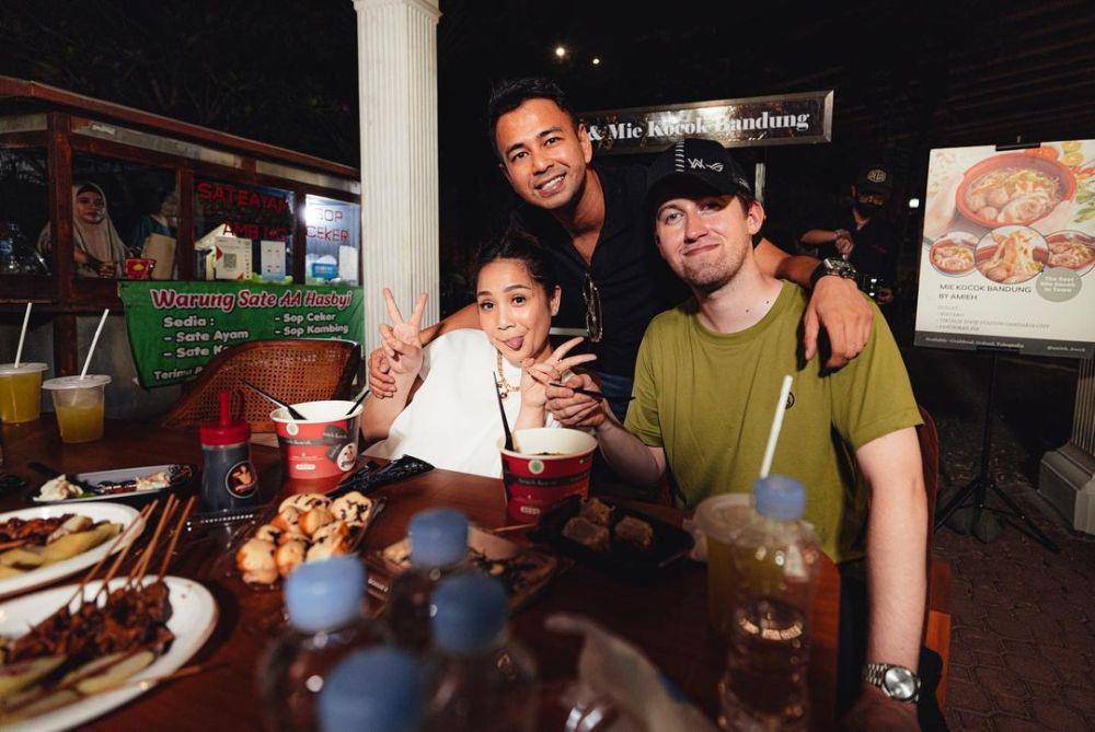Potret Alan Walker, Raffi Ahmad, dan Nagita Slavina mencicipi masakan Indonesia (instagram.com/alanwalkermusic)