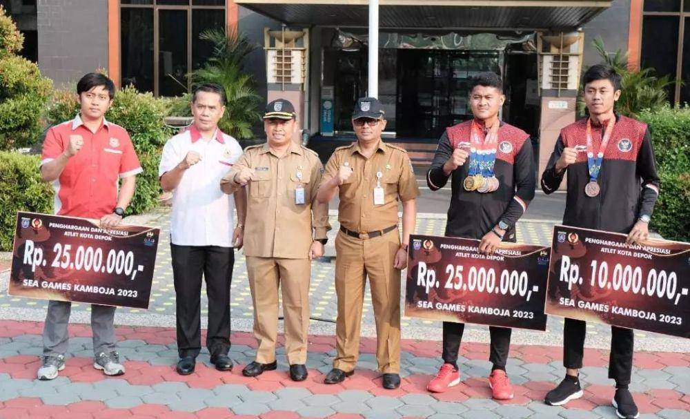 Pemkot Depok memberikan bonus kepada tiga atlet SEA Games Kamboja 2023 di Balai Kota Depok. (Istimewa)