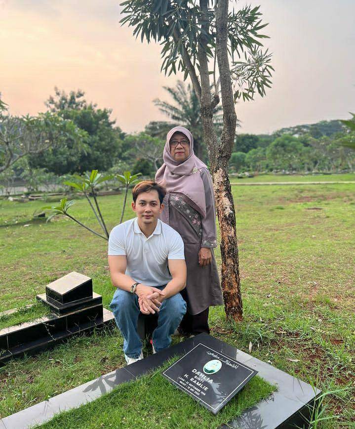 momen Kiki Farrel ke makam ibu (instagram.com/kikifarrel)