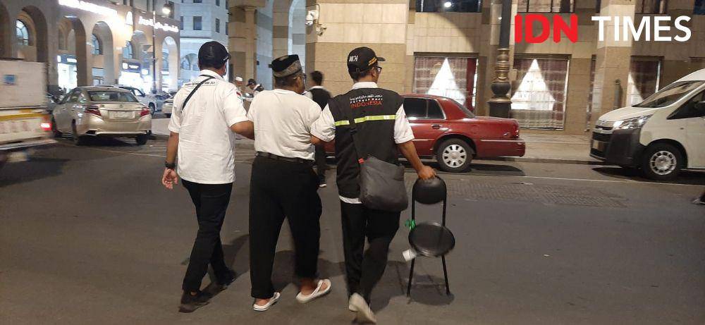 Jemaah haji lansia diantar petugas ke hotel tempatnya menginap (IDN Times/Sunariyah)