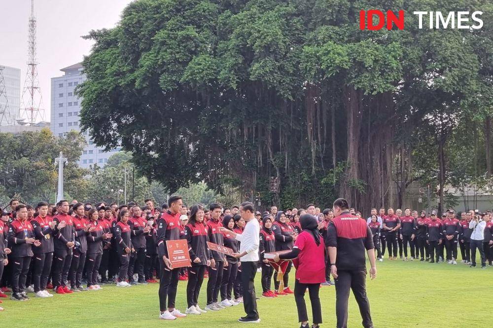Presiden Jokowi berikan bonus peraih medali di SEA Games 2023 kepada atlet, pelatih dan asisten pelatih (IDN Times/Ilman Nafi'an)