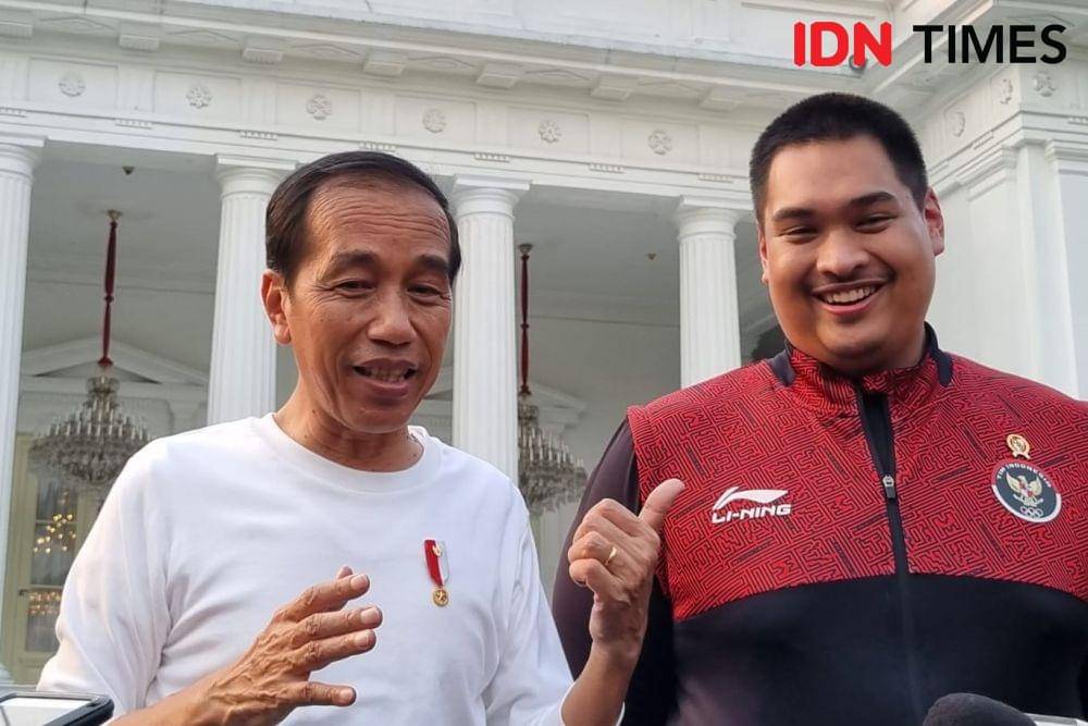 Presiden Jokowi bersama Menpora Dito Ariotedjo (IDN Times/Ilman Nafi'an)