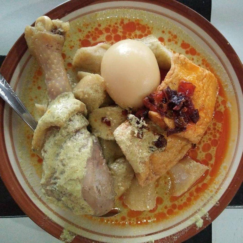 lontong lemprak (instagram.com/gez_0909)