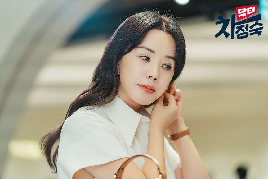 10 Harga Fashion Item Uhm Jung Hwa di Drakor Doctor Cha, Puluhan Juta!