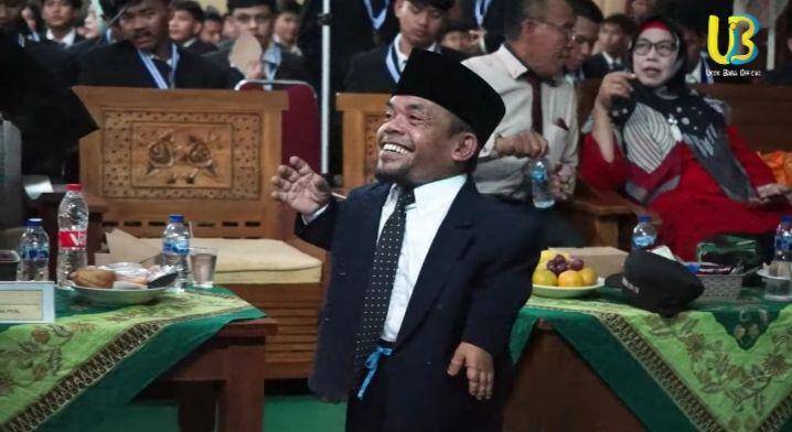 potret Ucok Baba hadiri kelulusan sekolah anaknya (youtube.com/Ucok Baba Official)