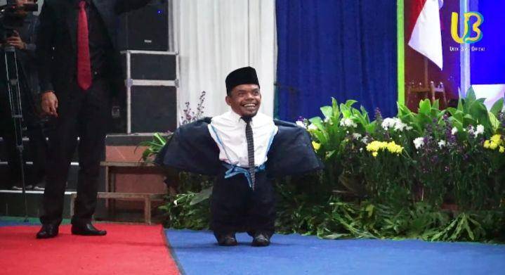 potret Ucok Baba hadiri kelulusan sekolah anaknya (youtube.com/Ucok Baba Official)