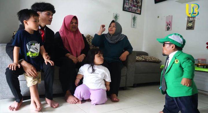 potret Ucok Baba hadiri kelulusan sekolah anaknya (youtube.com/Ucok Baba Official)