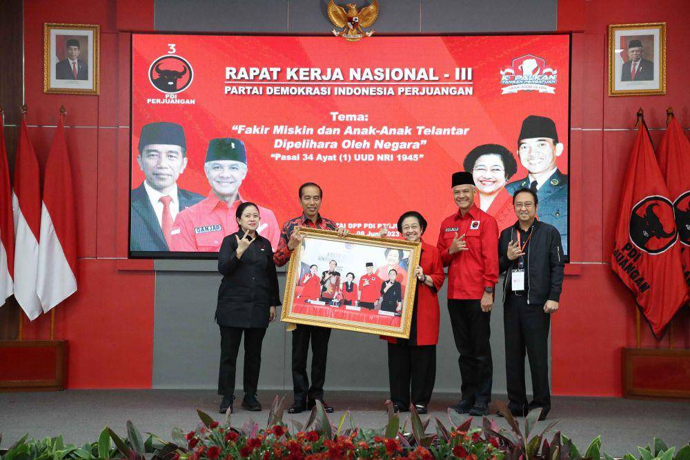 Ketua Umum PDI Perjuangan Megawati Sukarnoputri (ketiga kanan) memberikan foto kepada Presiden Joko Widodo (kedua kiri) disaksikan bakal Capres Ganjar Pranowo (kedua kanan), Ketua DPP Puan Maharani (kiri) dan Ketua DPP Prananda Prabowo (kanan) saat berlangsungnya Rakernas PDI Perjuangan di Jakarta, Selasa (6/6/2023). (ANTARA FOTO/Monang Sinaga)