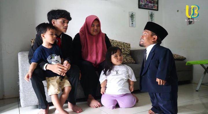 potret Ucok Baba hadiri kelulusan sekolah anaknya (youtube.com/Ucok Baba Official)