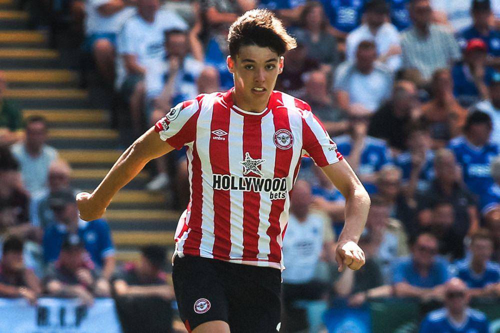 potret Aaron Hickey, bek kiri andalan Brentfod (twitter.com/BrentfordFC)