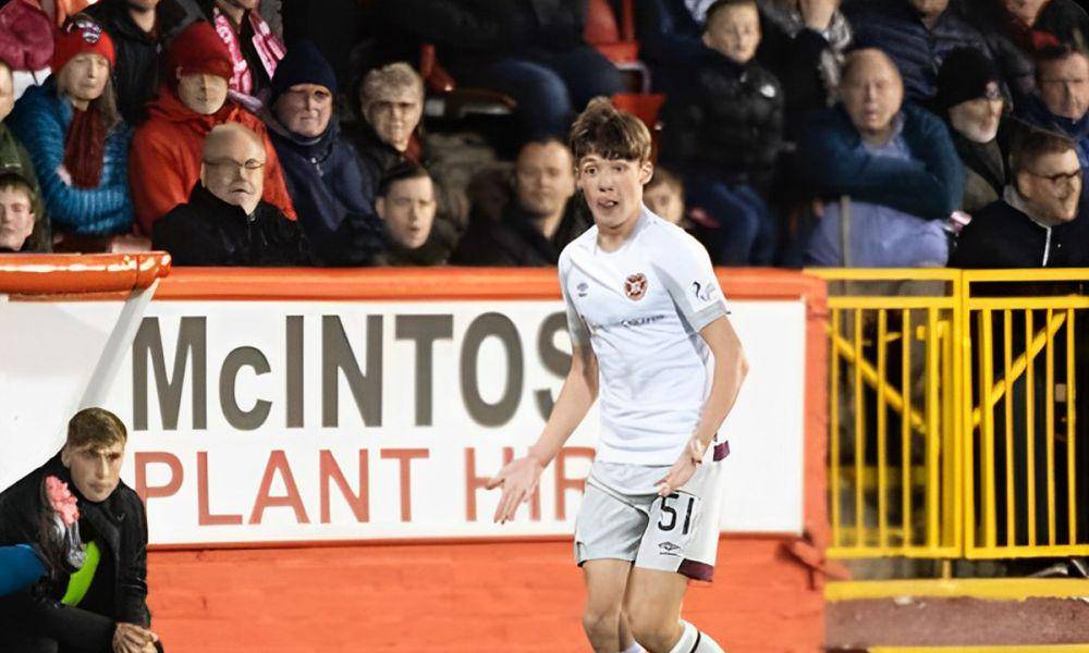 Hickey mendapat debut senior bersama Heart of Midlothian pada Mei 2019. (instagram.com/aaronhickey51)