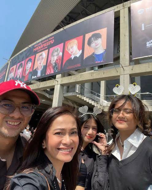 artis nonton konser di luar negeri (instagram.com/ersamayori)