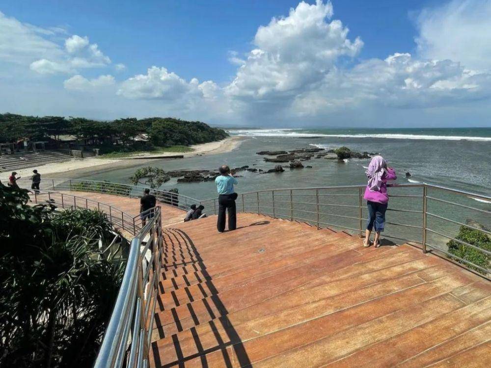 Pantai Sayang Heulang, Kabupaten Garut (Instagram.com/pantaisayanagheulang)